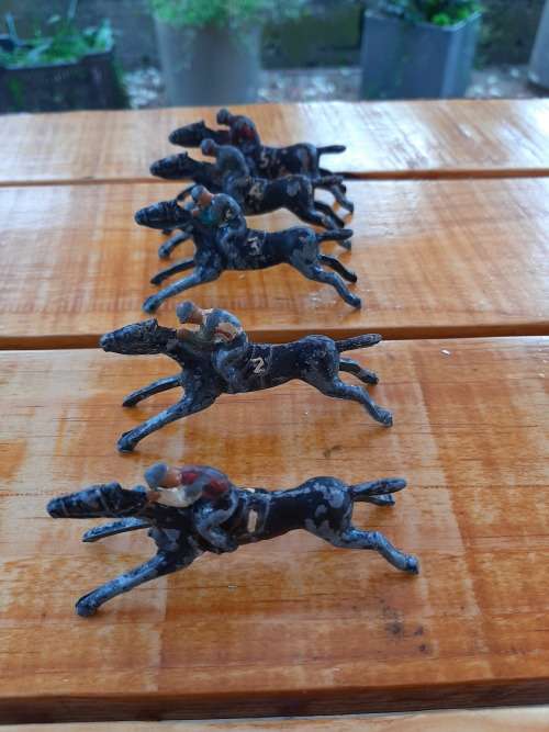 5 race horse metal