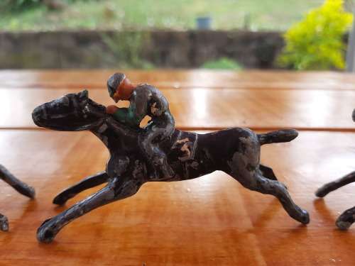 5 race horse metal