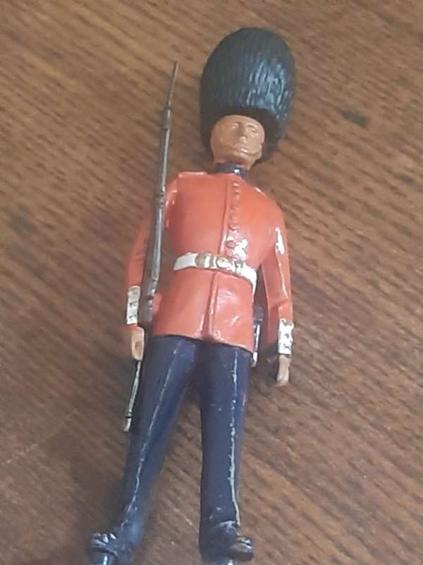 2 times Brittain`s led soldiers, one Beefmaster guard and one Palace guard both have not feet rest