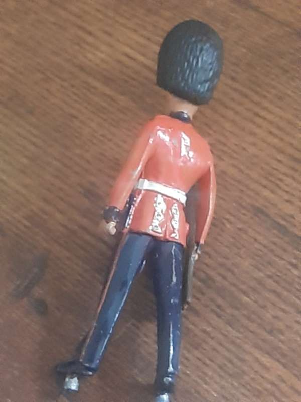2 times Brittain`s led soldiers, one Beefmaster guard and one Palace guard both have not feet rest