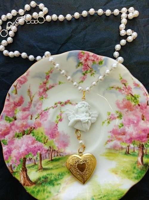 Handmade pearl necklace with locket/Vintage style/Beautiful necklace/Fashion necklace/Special/