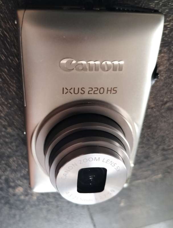 Canon digital camera - IXUS 220 HS - 12.1 Mega Pixels