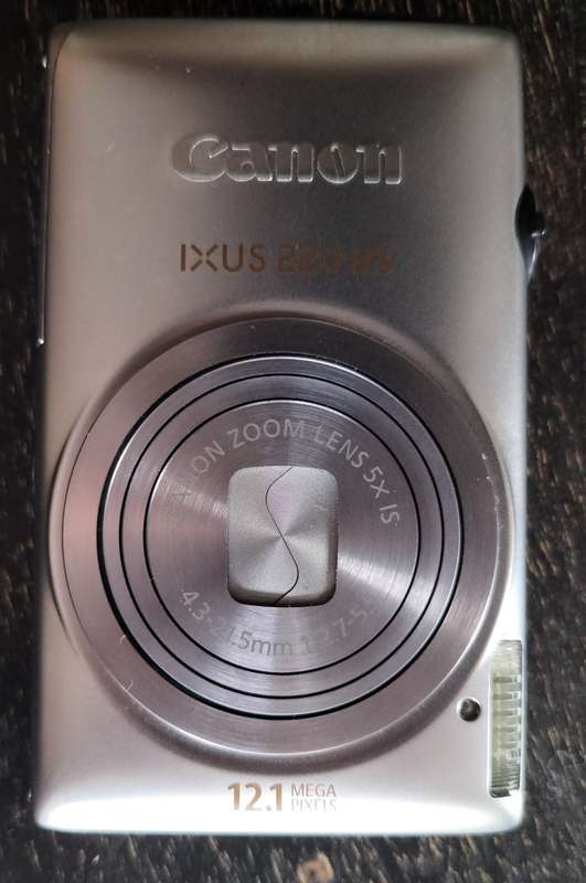 Canon digital camera - IXUS 220 HS - 12.1 Mega Pixels