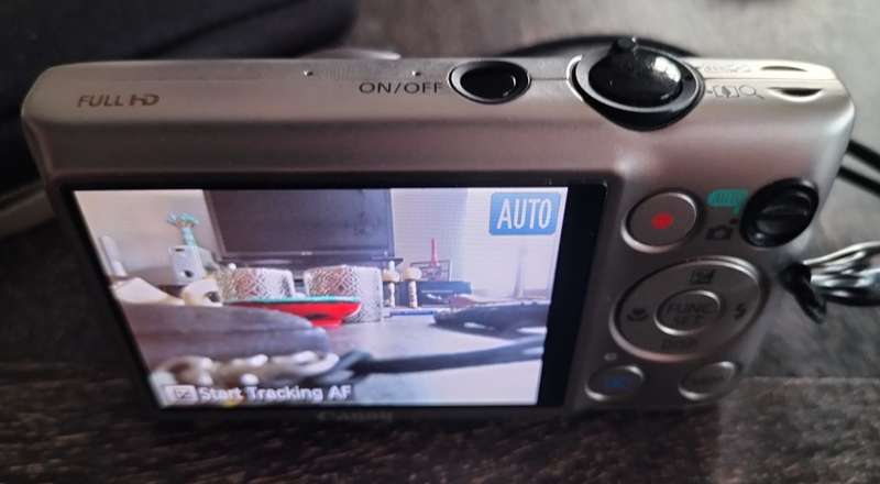Canon digital camera - IXUS 220 HS - 12.1 Mega Pixels