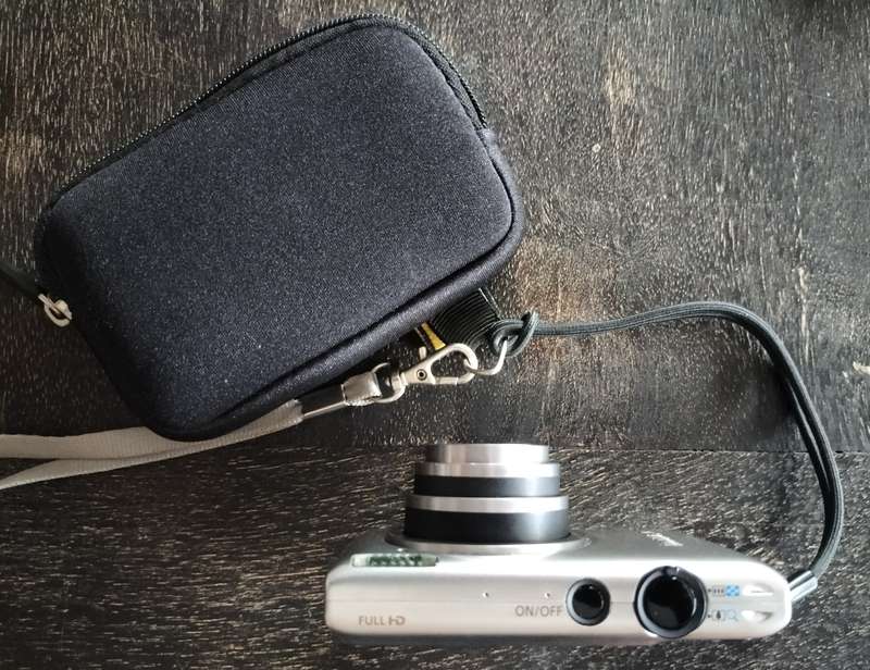 Canon digital camera - IXUS 220 HS - 12.1 Mega Pixels