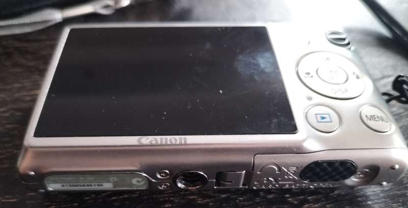 Canon digital camera - IXUS 220 HS - 12.1 Mega Pixels