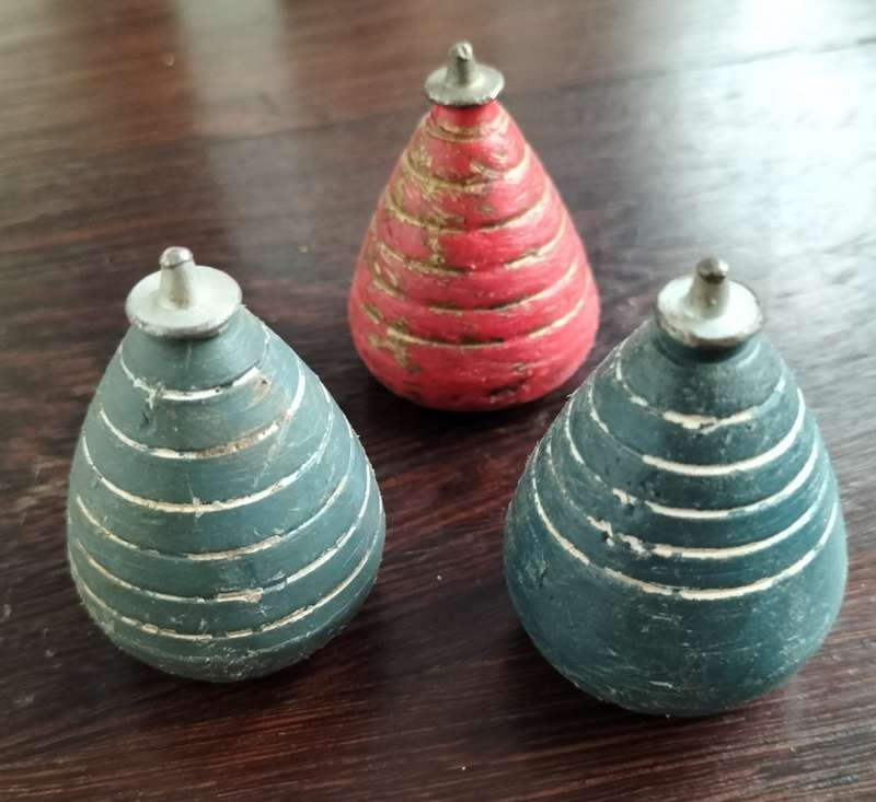 Vintage wooden spin tolletjie (x3 - different colours)