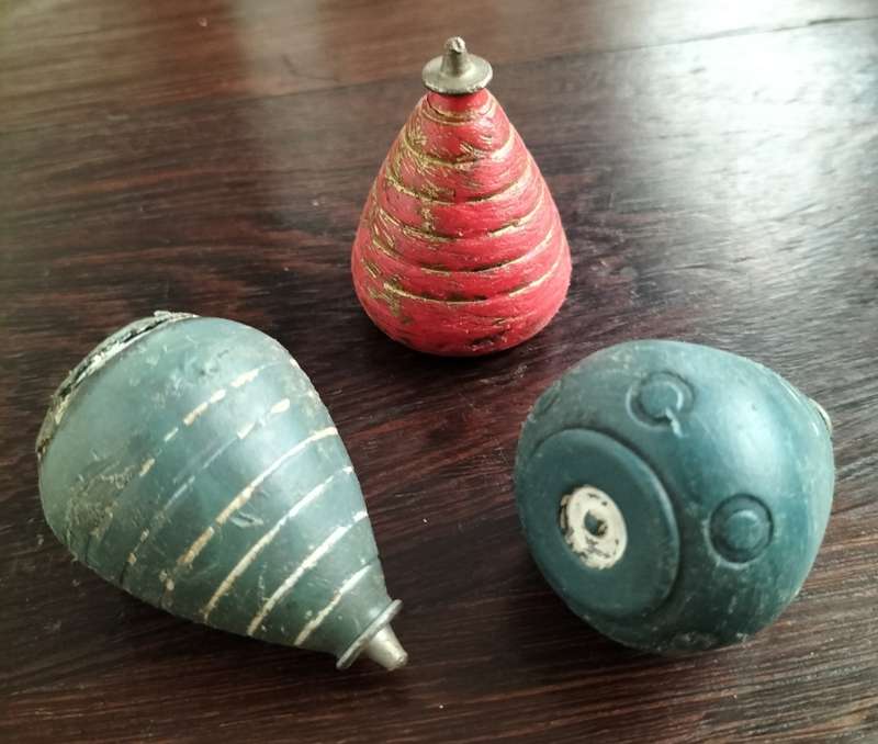 Vintage wooden spin tolletjie (x3 - different colours)