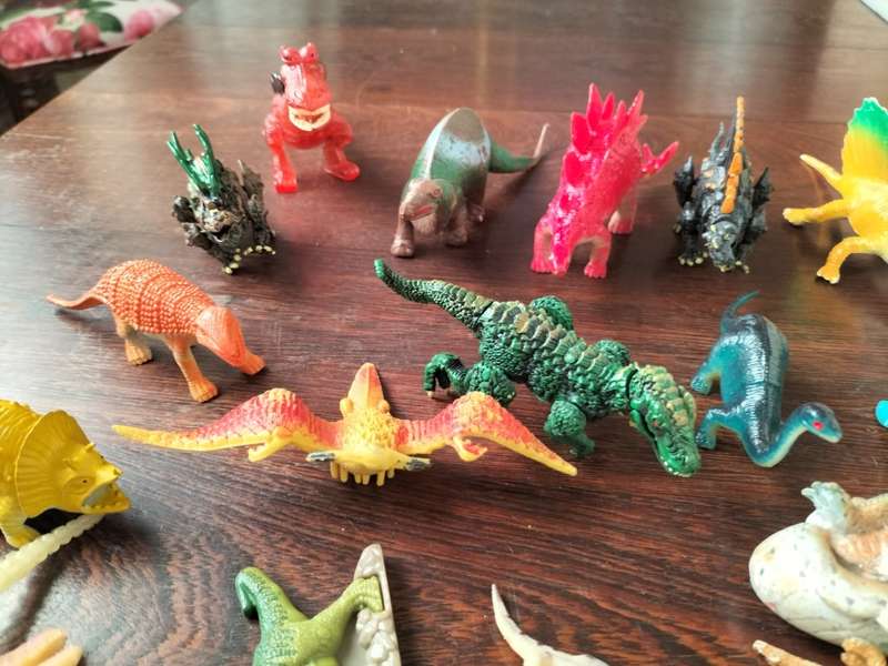 Large vintage collection of smaller plastic dinosaurs (80+)