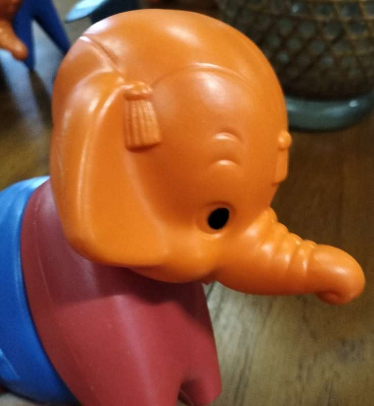 Tupperware elephant (toy puzzle - 5 piece)