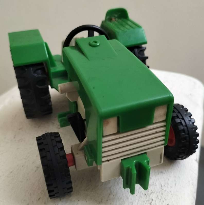 Small toy plastic tractor - Make unknown