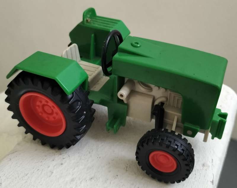 Small toy plastic tractor - Make unknown