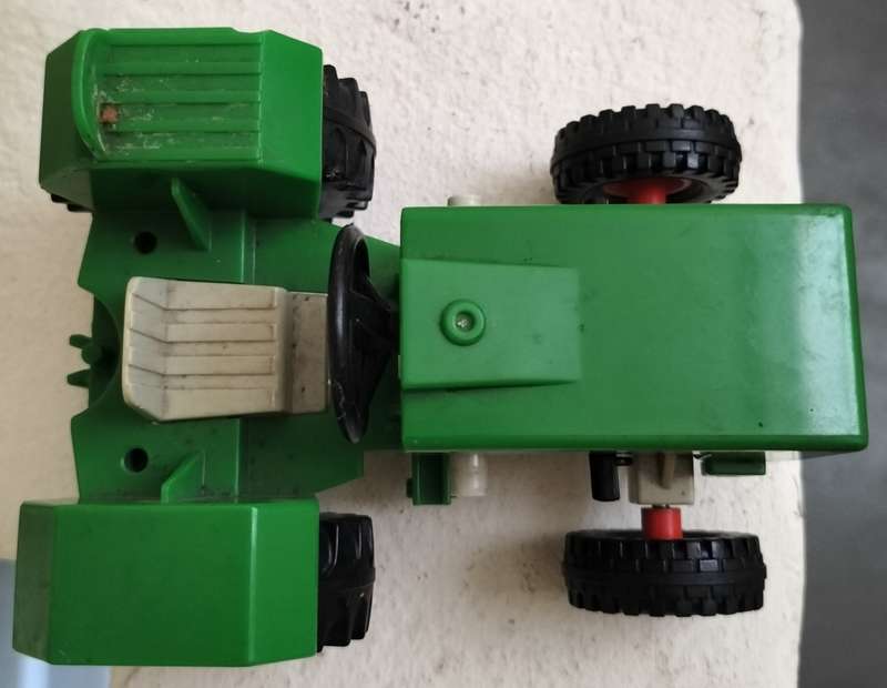Small toy plastic tractor - Make unknown