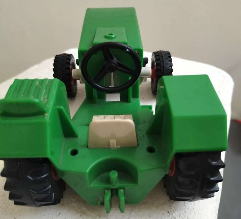 Small toy plastic tractor - Make unknown