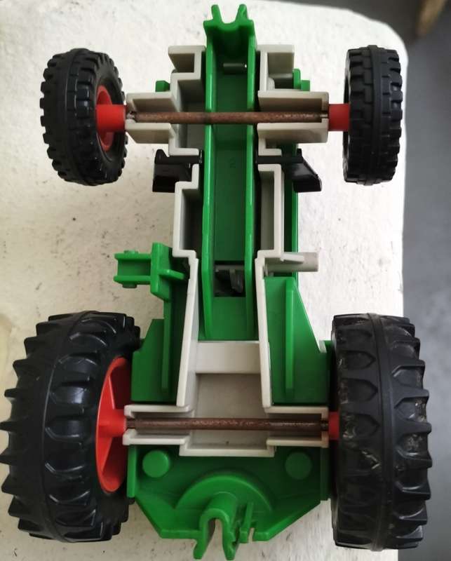 Small toy plastic tractor - Make unknown