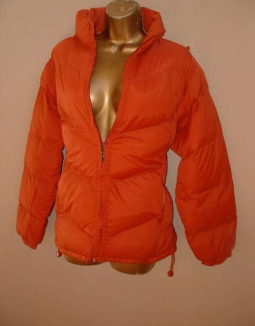 12 / 36 even a 10 / 34  new very warm ORANGE puffer jacket with HOOD - MUST HAVE!