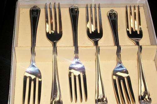 SET OF FRUIT FORKS. BEAUTIFUL QUALITY. A1 PLATING.
