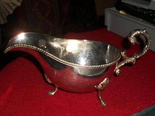 BEAUTIFUL LARGE GRAVY BOAT.   EPNS