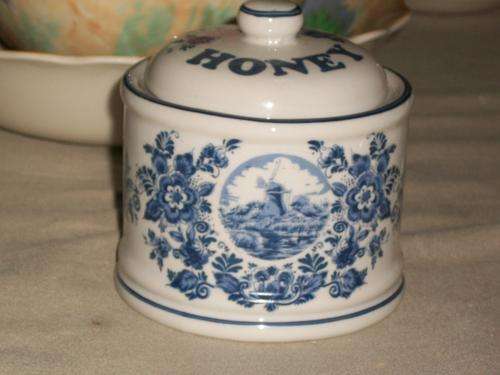 PORCELAIN HONEY POT, DELFT HOLLAND. SIZE;