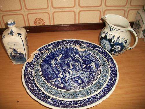 VERY OLD DELPH FROM BELGUIM. SIZES;20CM, 30CM, 40CM, + JUG + VASE. (ALL HV DAMAGE)