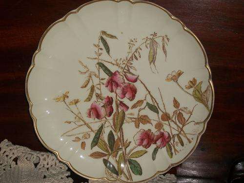 2 X BEAUTIFUL HAND PAINTED PLATES. SIZE 22CM. COL. ANTIQUE  WHITE