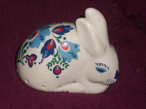ELIZABETH ARDEN PORCELAIN  SIZE; 8CM X 8CM