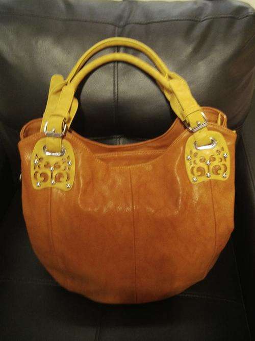 STUNNING LADIES HANDBAG, LOVELY COLOUR