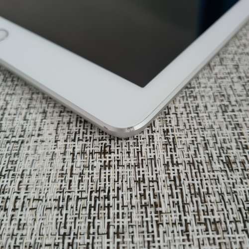 Apple iPad 6TH GEN Silver 32GB WiFi