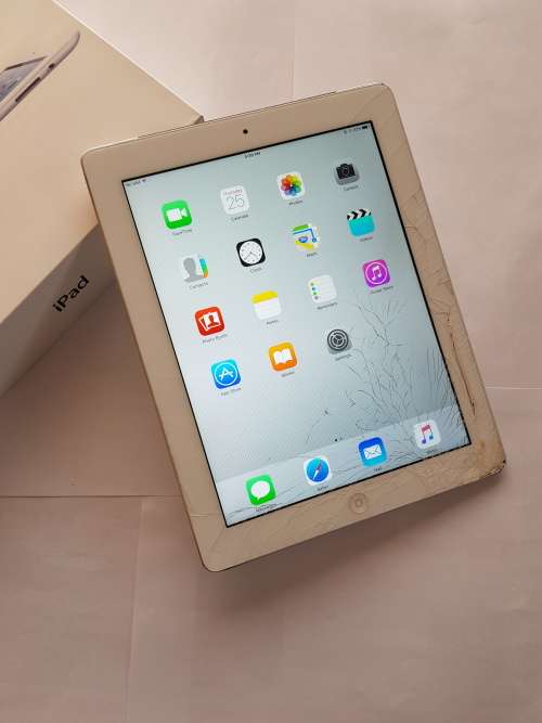 Apple iPad 3 64GB WIFI & Cellular Silver. Cracked screen