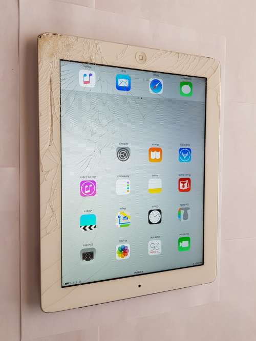 Apple iPad 3 64GB WIFI & Cellular Silver. Cracked screen