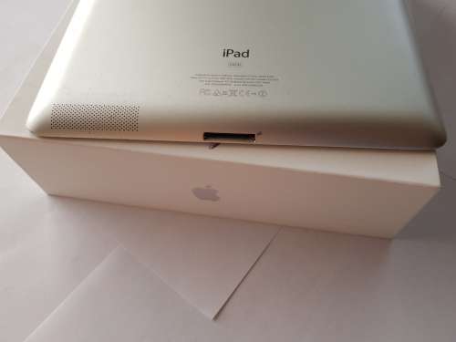 Apple iPad 3 64GB WIFI & Cellular Silver. Cracked screen