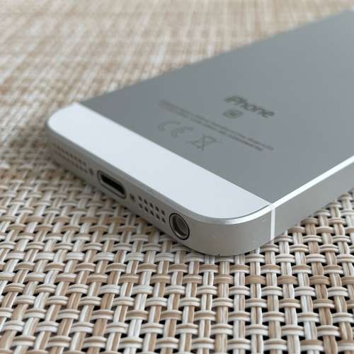 Apple iPhone SE 2016 Silver 32GB (1 Month Warranty)