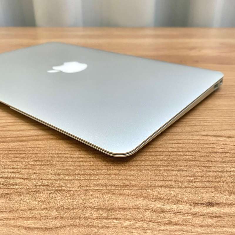 Apple MacBook Air 11 Inch 2014 | Intel Core i5 | 128GB SSD/4GB RAM | READ AD!