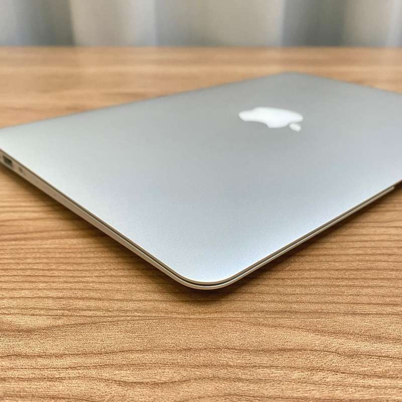 Apple MacBook Air 11 Inch 2014 | Intel Core i5 | 128GB SSD/4GB RAM | READ AD!