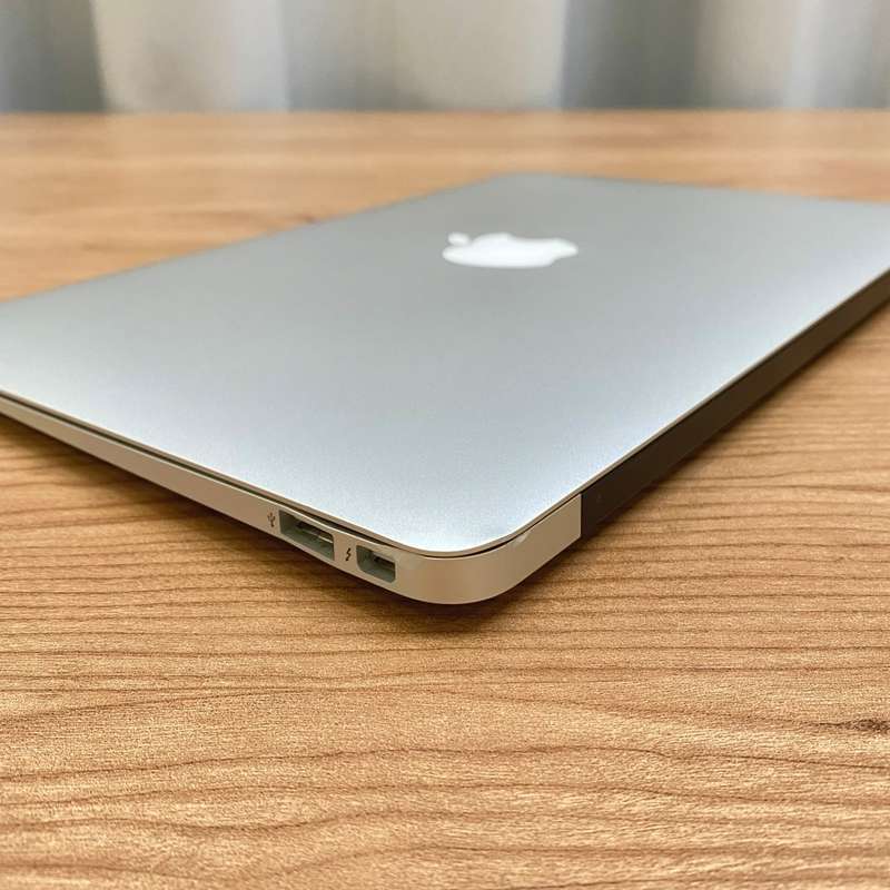 Apple MacBook Air 11 Inch 2014 | Intel Core i5 | 128GB SSD/4GB RAM | READ AD!