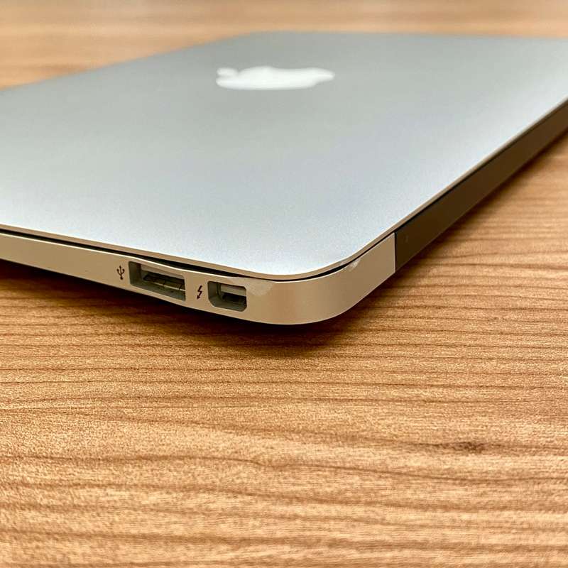 Apple MacBook Air 11 Inch 2014 | Intel Core i5 | 128GB SSD/4GB RAM | READ AD!