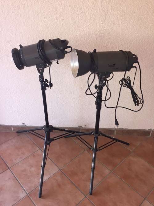 Impact Strobes 2 x 500w, 2 x 100w plus Vagabond battery pack.