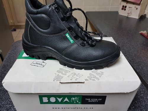 brand new Size 9 Bova safety boots