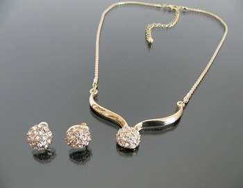 VINTAGE STYLE GOLD PLATED NECKLACE AND EAR RING SET WITH CRYSTALS