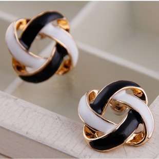 DESIGNER CUT OUT KNITTED BLACK AND WHITE EAR RING STUDS