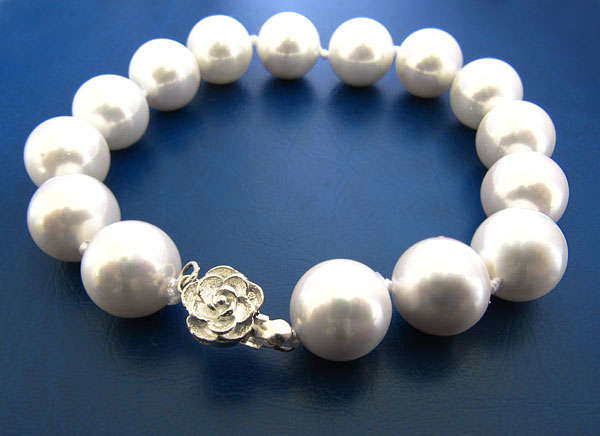 Breath taking 12mm South Sea Shell Pearl Bracelet 20cm