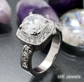 !!! GORGEOUS !!! Simulated diamond Ring - Size 7