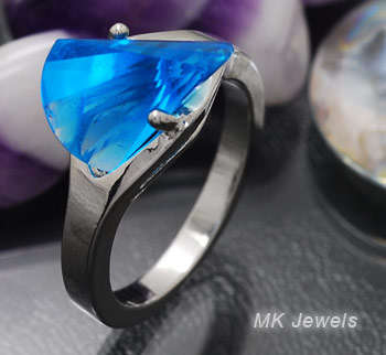 Stunning Modern Designer Solitaire ring 18ct GP - Size 6