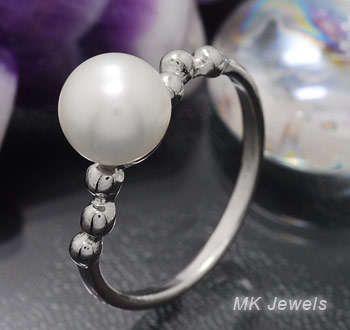 Genuine White Freshwater Pearl 18ct GP ring - Size 7