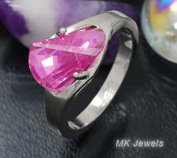 Think VALENTINE'S !!!! Stunning Modern Designer Solitaire ring 18ct GP - Size 6