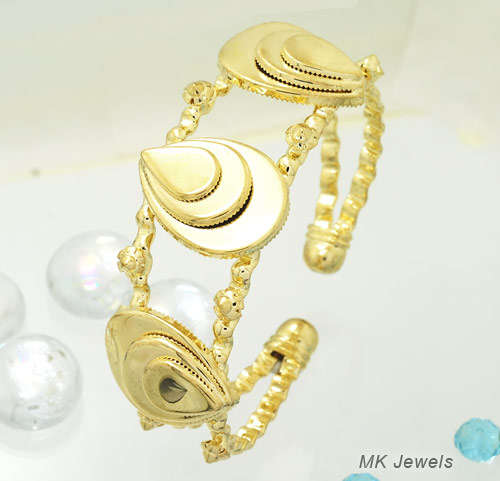 Stunning 18ct Gold Plated Bangle with Egyptian designs