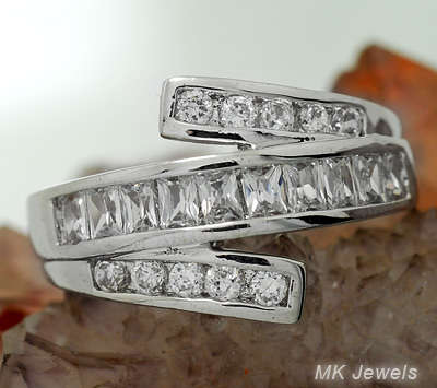 !!!! BREATHTAKING !!!! Simulated diamond Dress Ring - Size 7