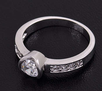 Stuning ring in 18ct gold Plating - size 7
