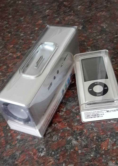 Ipod Nano 8GB and Speakers
