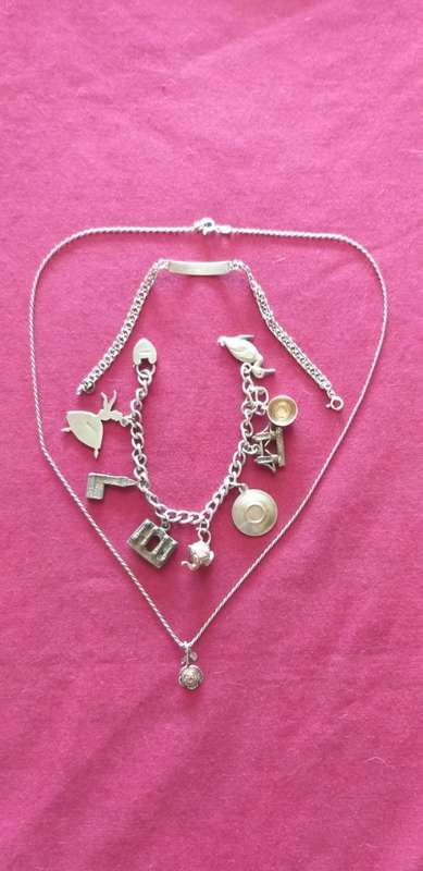 Beautiful vintage sterling sliver necklace with pendant and 2x bracelets. Total weight 48.7gr.